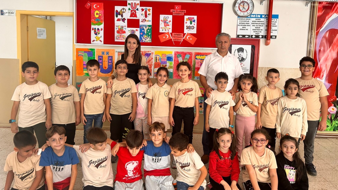 Gazipaşa İlkokulu 2-E Sınıfı Öğretmeni Nihal Sönmezler DUMAN ve öğrencilerinin Cumhuriyetimizin 100. Yıl Duvar Sergisi